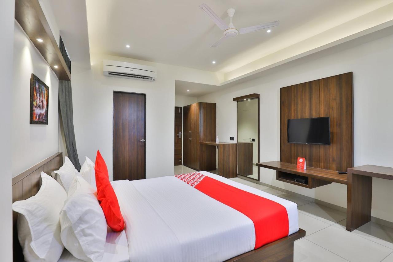 Oyo 16604 Hotel Sparsh Inn 阿穆达巴 外观 照片
