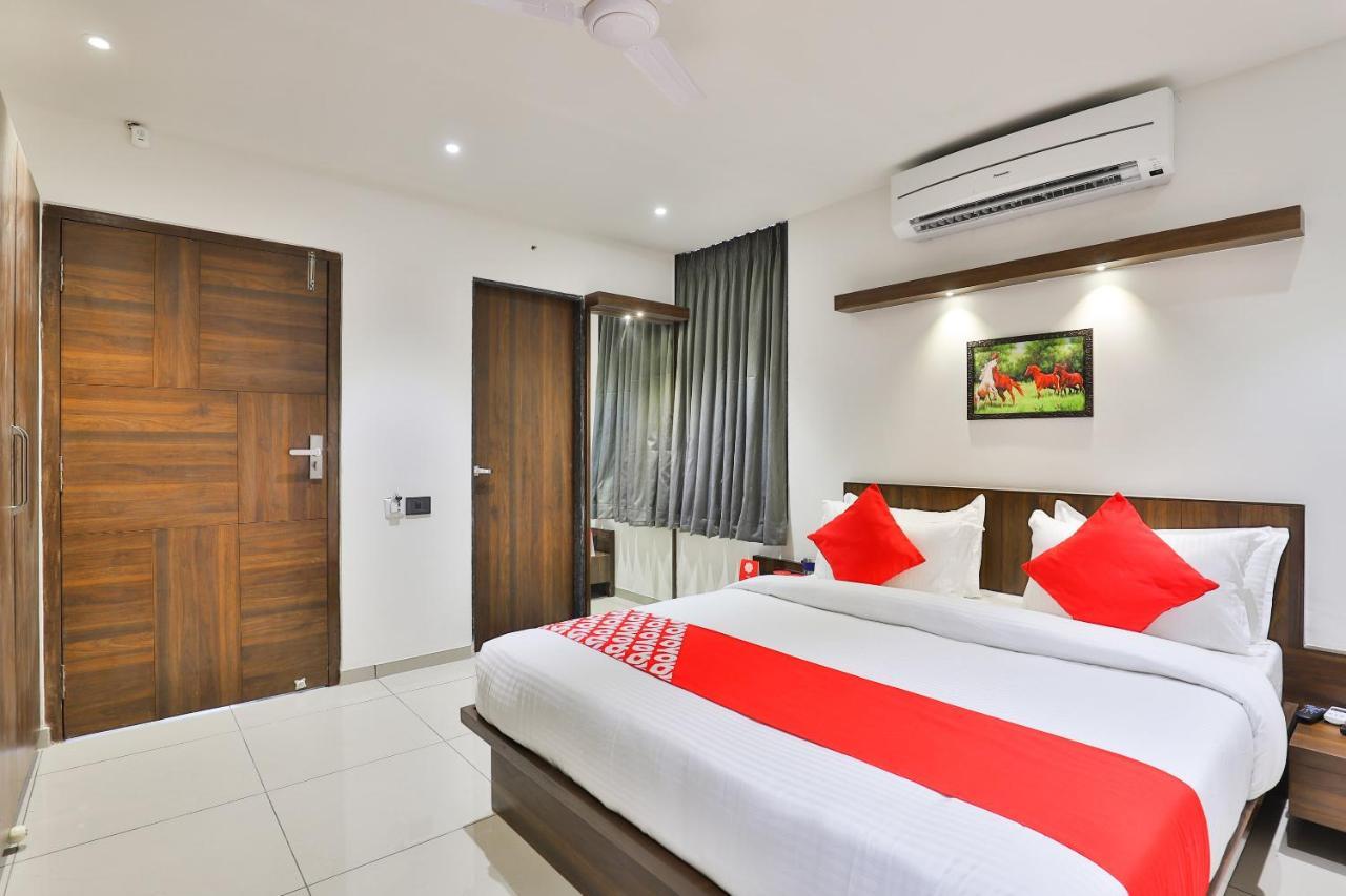 Oyo 16604 Hotel Sparsh Inn 阿穆达巴 外观 照片