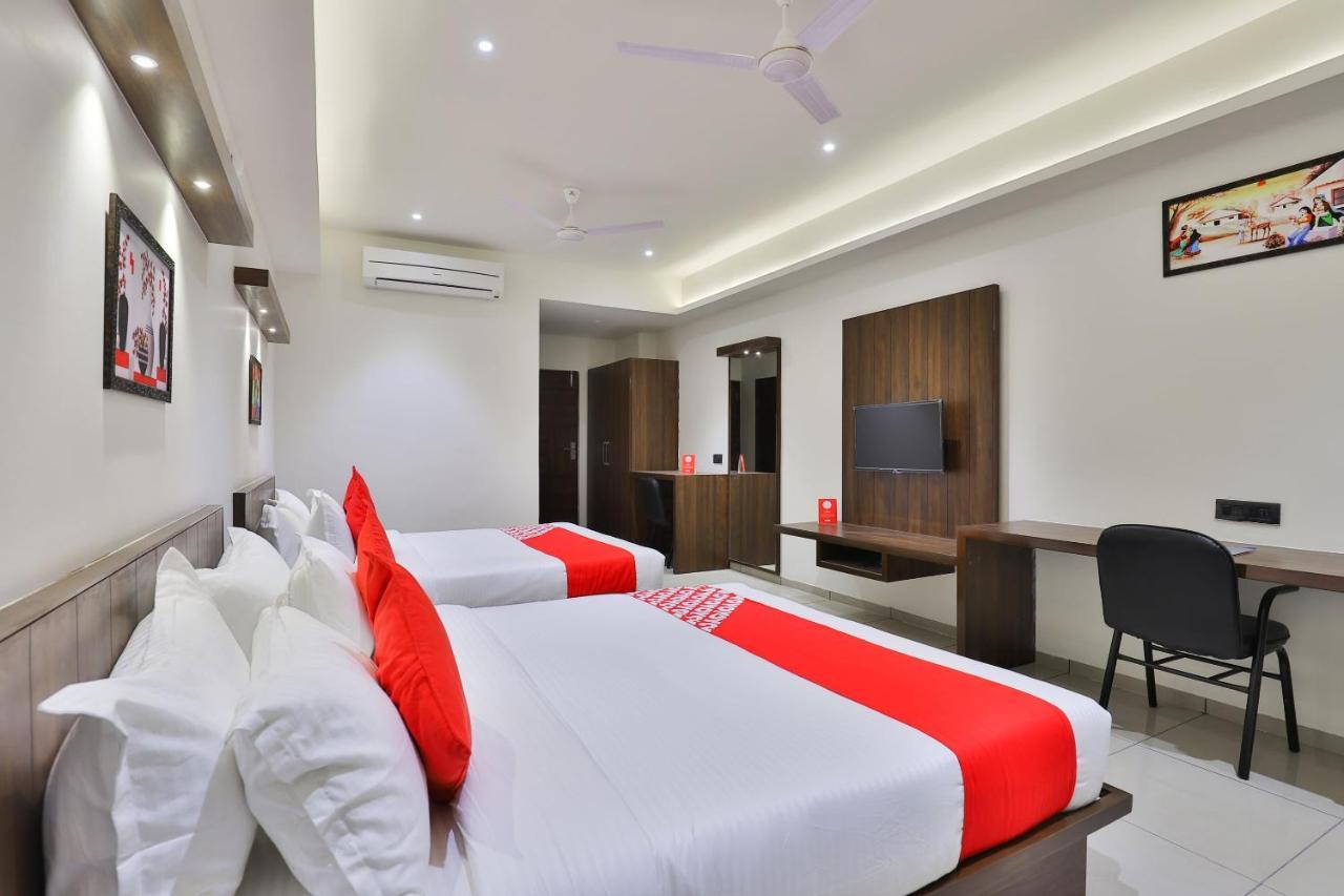 Oyo 16604 Hotel Sparsh Inn 阿穆达巴 外观 照片
