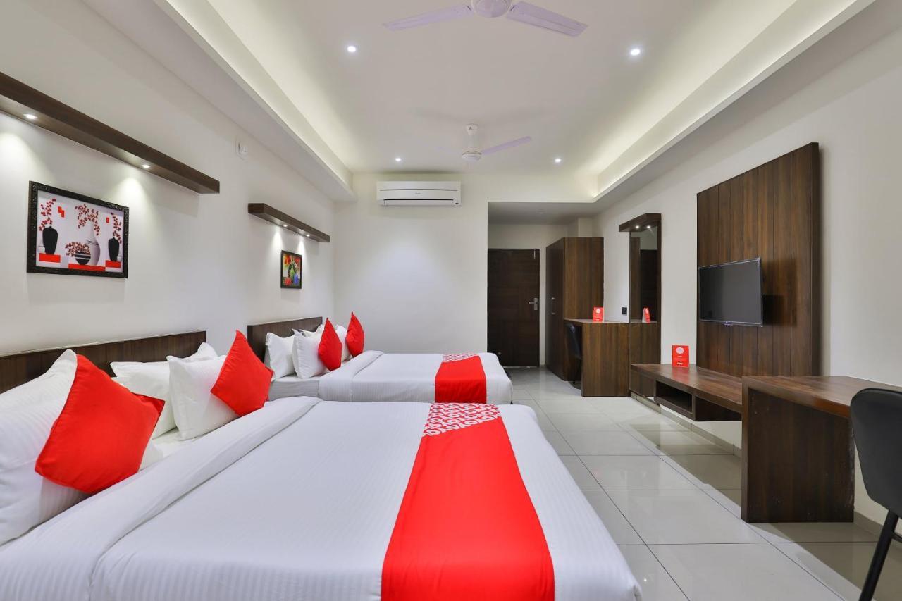 Oyo 16604 Hotel Sparsh Inn 阿穆达巴 外观 照片