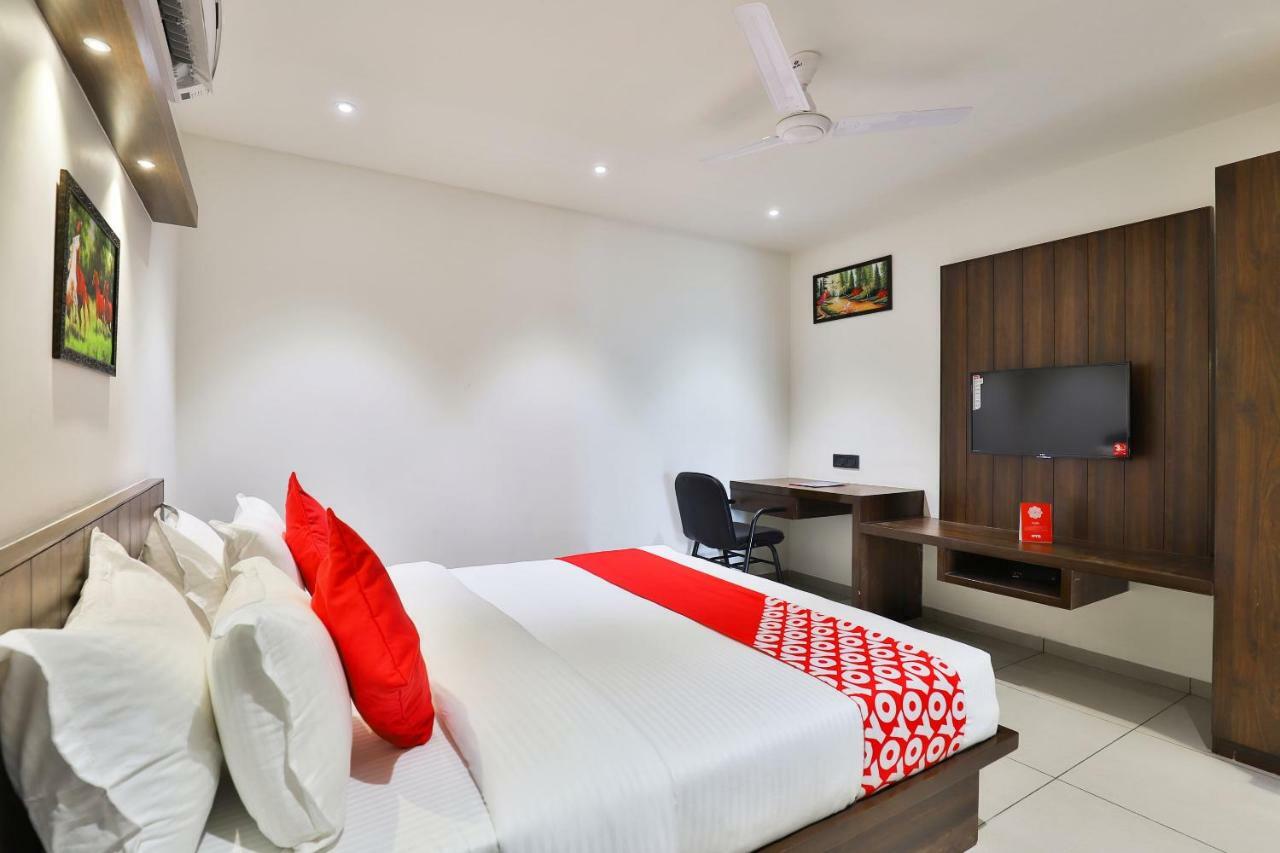 Oyo 16604 Hotel Sparsh Inn 阿穆达巴 外观 照片