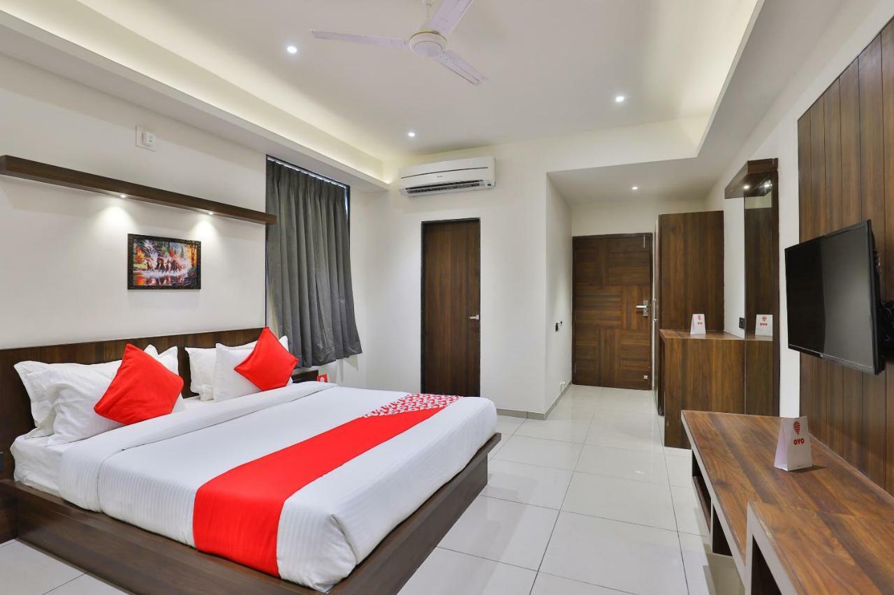 Oyo 16604 Hotel Sparsh Inn 阿穆达巴 外观 照片