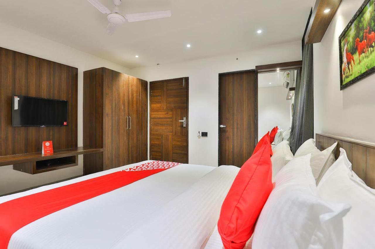 Oyo 16604 Hotel Sparsh Inn 阿穆达巴 外观 照片