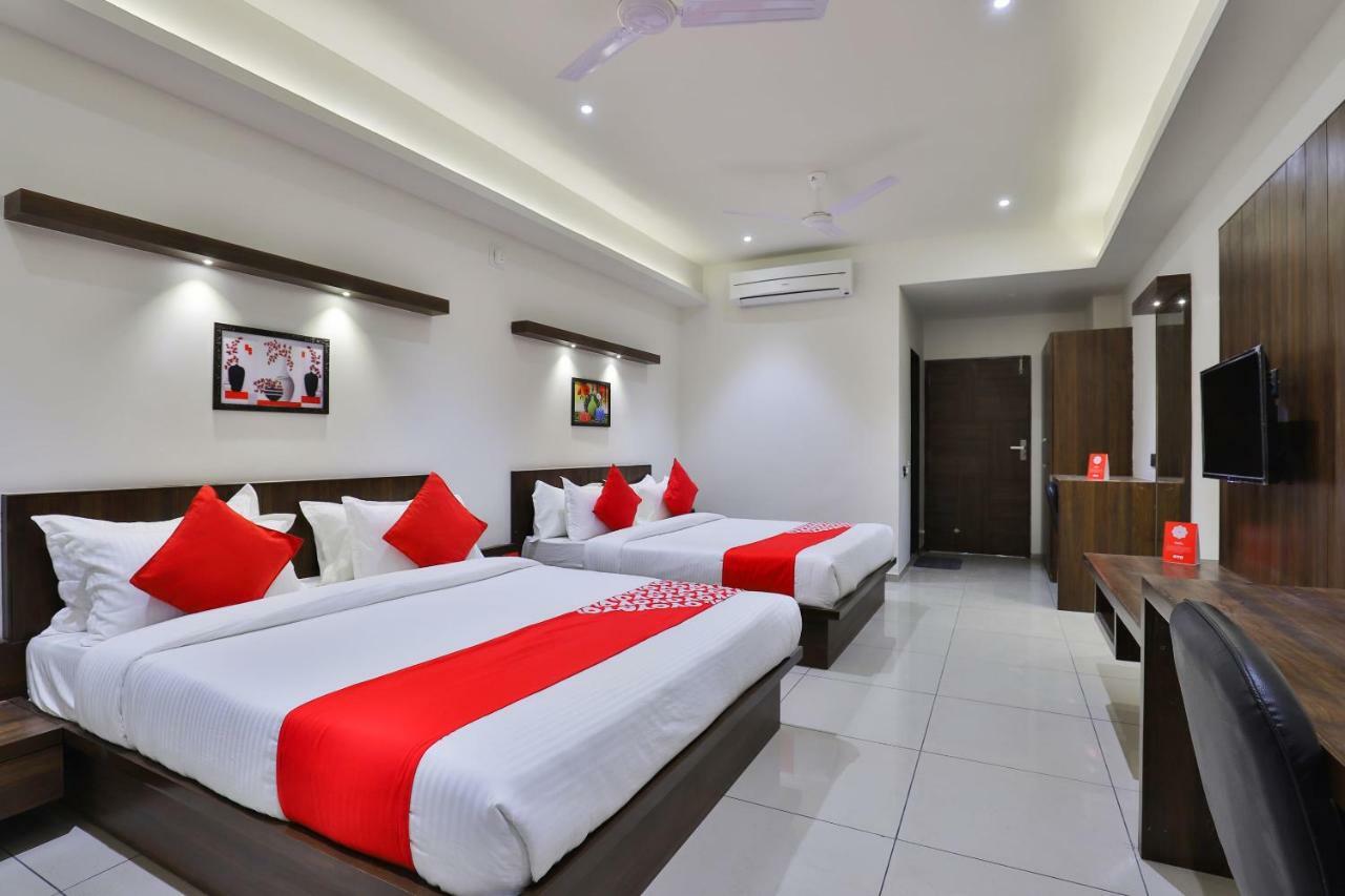 Oyo 16604 Hotel Sparsh Inn 阿穆达巴 外观 照片